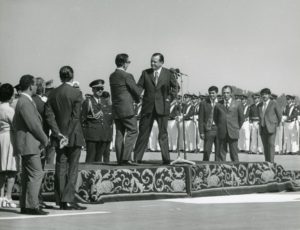 1973. Febrero, 7. Encuentro con el presidente de Chile, Salvador Allende, en el aerpuerto de Santiago.