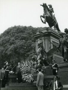 1973. Febrero, 8. Ofrenda floral en el monumento al General San Martín, en Buenos Aires, acompañado de Arístides Calvani.