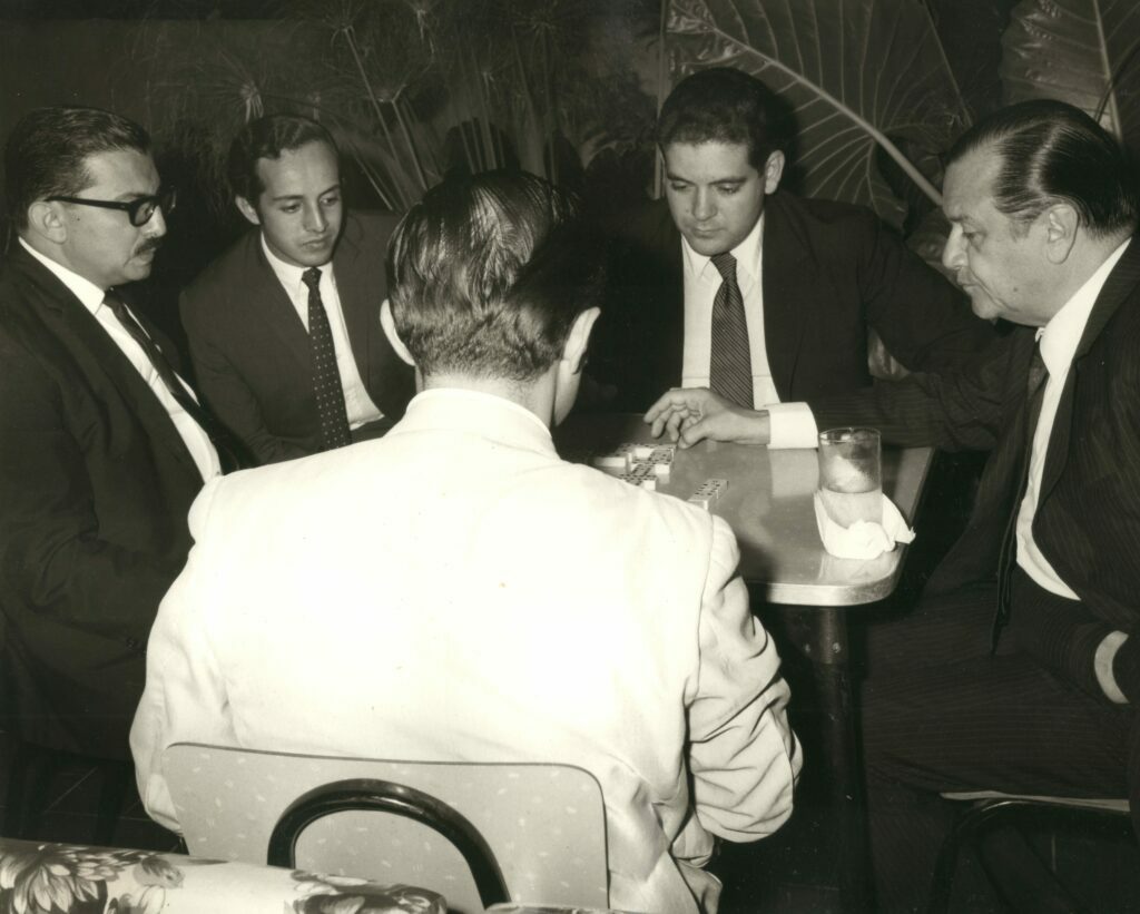 1973. Juego de dominó en la casa del gobernador del Zulia, Hilarión Cardozo, con Eduardo Fernández y Otros.