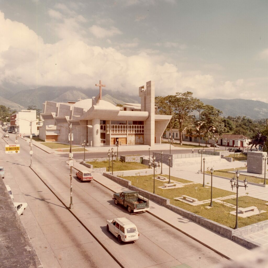 1973. Julio, 13. Nueva Catedral y Plaza Bolívar de San Felipe, estado Yaracuy.