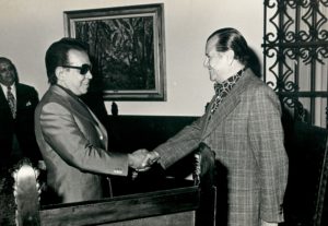1973. Saludando a Mario Moreno Cantinflas en la residencia presidencial La Casona.