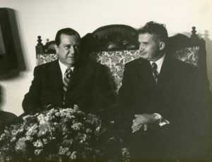 1973. Septiembre, 7. Encuentro con el presidente de Rumania, Nicolae Ceausescu, en la Viñeta, residencia oficial para Jefes de Estado visitantes, en el marco de su visita oficial a Venezuela.