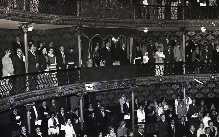1974. Enero, 18. Concierto en el Teatro Municipal de Caracas. En el palco presidencial los acompaña Luis Alberto Machado.