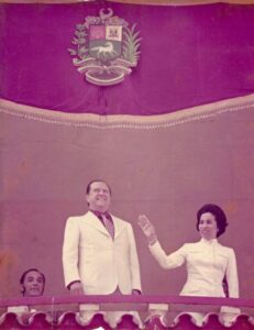 1974. Enero. Ovación a su entrada al palco presidencial del Nuevo Circo de Caracas.