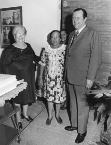 1974. Mayo, 26. Con Aminta Abreu, lider de COPEI en Yaritagua, estado Yaracuy, en el cumpleaños de María Eva Rodríguez de Liscano.