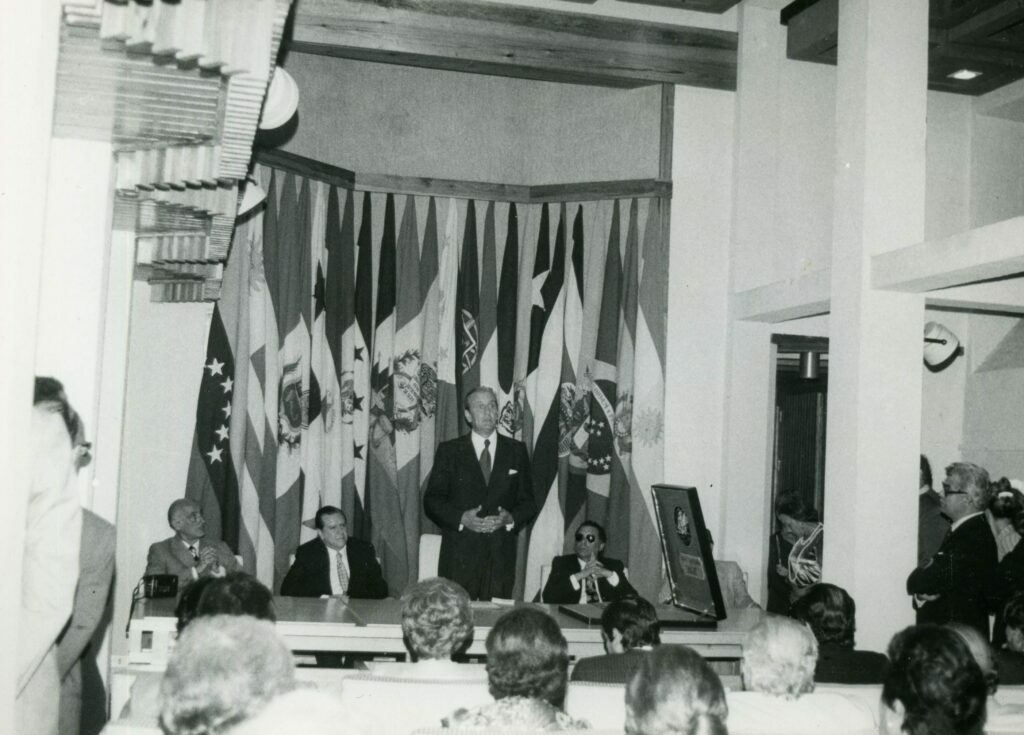 1974. Octubre, 15. Durante una conferencia en el Instituto Real de Asuntos Internacionales, Chatham House de Londres.