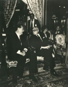 1975. Agosto, 29. Conversando con Rómulo Betancourt, en el acto de la firma de la Ley de Nacionalización Petrolera, en el Salón Elíptico.