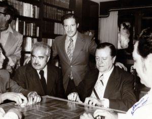 1975. Mayo, 3. Juego de dominó en casa de José Antonio Pérez Díaz.