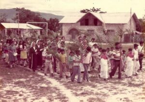 1976. Abril, 11. Procesión del domingo de Ramos en Kavanayén, la Gran Sabana.