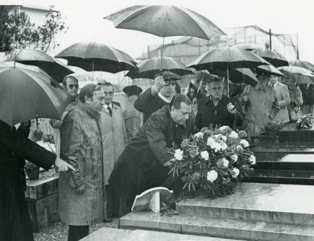 1978. Abril, 1. Ofrendas florales ante las tumbas de José Antonio Aguirre y Joseba Rezola, en el cementerio de San Juan de Luz, País Vasco, España.