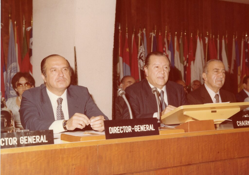 1979. Julio, 12. Presidente de la Conferencia Mundial de Reforma Agraria en Roma, junto Edouard Saouma (director FAO) y Hernán Santa Cruz.