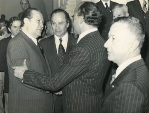 1979. Marzo, 12. Saludando al presidente Luis Echeverría, de México.
