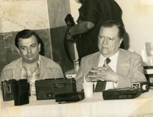 1979. Mayo, 10. En conferencia de prensa en Maracay, acompañado por José Casanova Godoy.