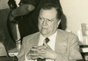 1979. Mayo, 10. En conferencia de prensa en Maracay, acompañado por José Casanova Godoy.