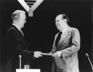 1979. Septiembre, 21. Al recibir de Sir Thomas Williams la Presidencia del Consejo de la Unión Interparlamentaria Mundial, en Caracas.