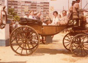 1980. Abril, 23. Paseando en coche en la Feria de Sevilla, España.