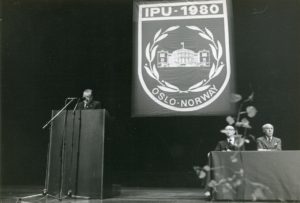 1980. Abril, 8. Conferencia de la Unión Inter-parlamentaria Mundial en Oslo, Noruega.