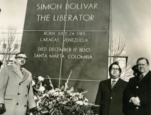 1980. Diciembre, 17. Ofrenda floral ante la estatua de Simón Bolívar en Washington DC, acompañado por Hilarión Cardozo y Marcial Pérez Chiriboga.