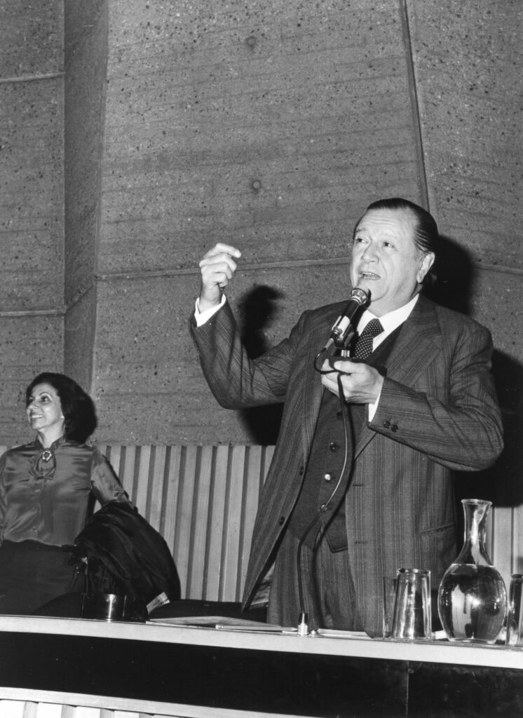 1980. Enero, 22. París. Conferencia en la Unesco a los becarios de Fundayacucho.