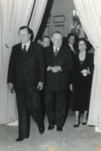 1980. Enero, 25. Con el presidente del Senado francés, Alain Poher, en el Palacio de Luxembourg, París, Francia.