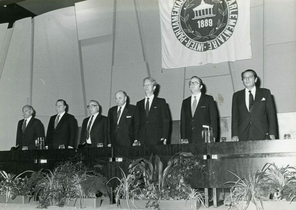 1980. Mayo, 13. Conferencia de la Unión Inter-parlamentaria Mundial en Bruselas, Bélgica.