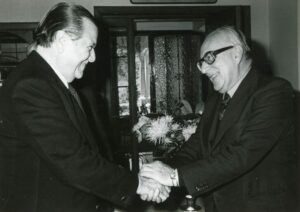 1980. Mayo, 14. Encuentro con el ex primer Ministro italiano, Mariano Rumor, en Bruselas, Bélgica.