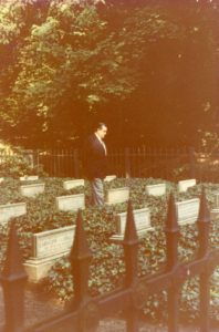 1980. Septiembre, 20. Visita a la tumba de Alexander Von Humboldt en el Palacio de Tegel, Berlín, Alemania.