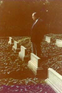 1980. Septiembre, 20. Visita a la tumba de Alexander Von Humboldt en el Palacio de Tegel, Berlín, Alemania.