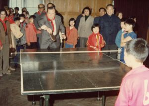 1981. Abril, 12. Jugando ping-pong en el Palacio de los adolescentes, Shangai, China.