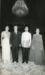 1981. Abril, 23. Con Ferdinand e Imelda Marcos en Manila, Filipinas, con motivo de la Asamblea de la Unión Interparlamentaria Mundial.