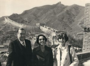 1981. Abril, 5. En la Muralla China con Alicia y su hija Mireya.