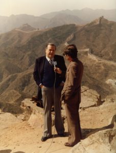 1981. Abril, 5. Entrevistado por Edgardo de Castro para un programa especial de Venevisión frente a la muralla China, en Beijing.