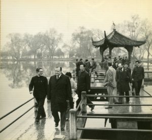 1981. Abril, 9. Paseo por el Lago del Oeste, Beijing, China.
