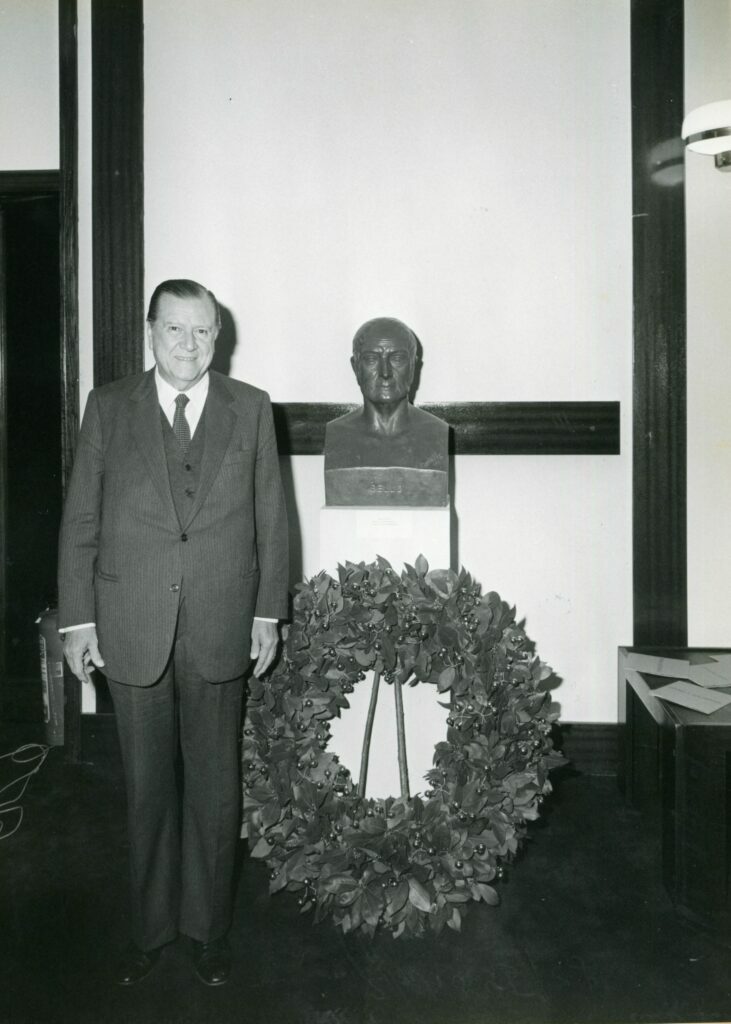 1981. Diciembre, 12. Colocación de un busto de Andrés Bello en el Instituto Italo Latinoamericano, Roma, Italia.