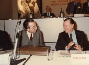 1981. Diciembre, 19. Con el ex primer ministro Giulio Andreotti, en el Seminario sobre la Encíclica Pacem in Terris, Bérgamo, Italia.