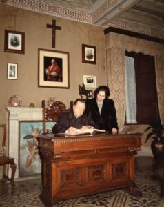 1981. Diciembre, 20. Visita a la casa natal de SS Juan XXIII en Sotto il Monte, Bérgamo, Italia.