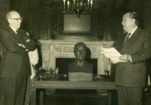 1981. Diciembre, 8. Colocación de un busto de Andrés Bello en la Brittish Library, Londres, Inglaterra.