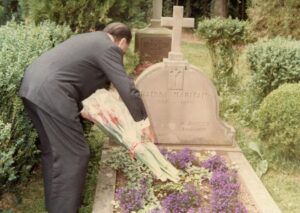 1981. Julio, 1. Colocando flores en la tumba de Raissa y Jacques Maritain, en Kolbsheim, Alsace, Francia.