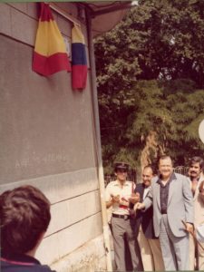 1981. Julio, 29. En su visita de varios días a Galicia, descubre en Caraballiño la placa de la calle que se llamará en lo adelante Rúa de Venezuela.