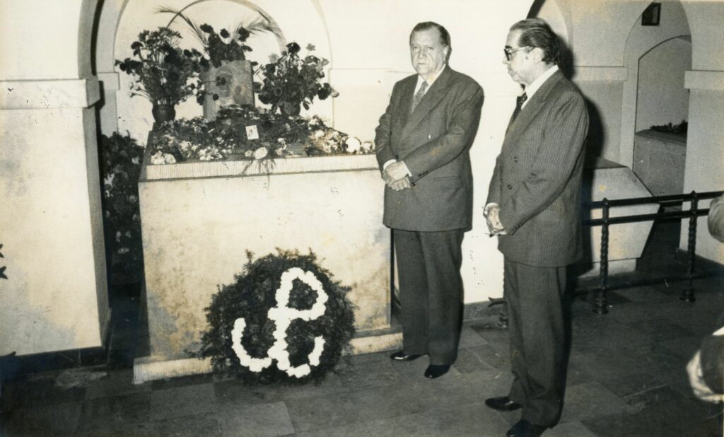 1981. Junio, 22. Ante la tumba del Cardenal Stefan Wyszynski, en Varsovia, Polonia, acompañado del embajador Antonio Casas S.