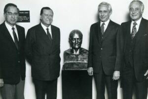 1981. Noviembre, 9. Colocación de un busto de Andrés Bello en la Universidad de Pittsburg, Estados Unidos.