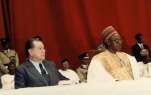 1982. Abril, 13. En Lagos, Nigeria, con el presidente Shehu Shagari, en la instalación del 130 Consejo de la Unión Interparlamentaria.