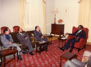 1982. Abril, 18. Encuentro en Nairobi con el presidente de Kenya, Daniel Toroitich arap Moi.