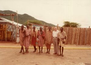 1982. Abril, 20. Con los Massai, en Kenya.