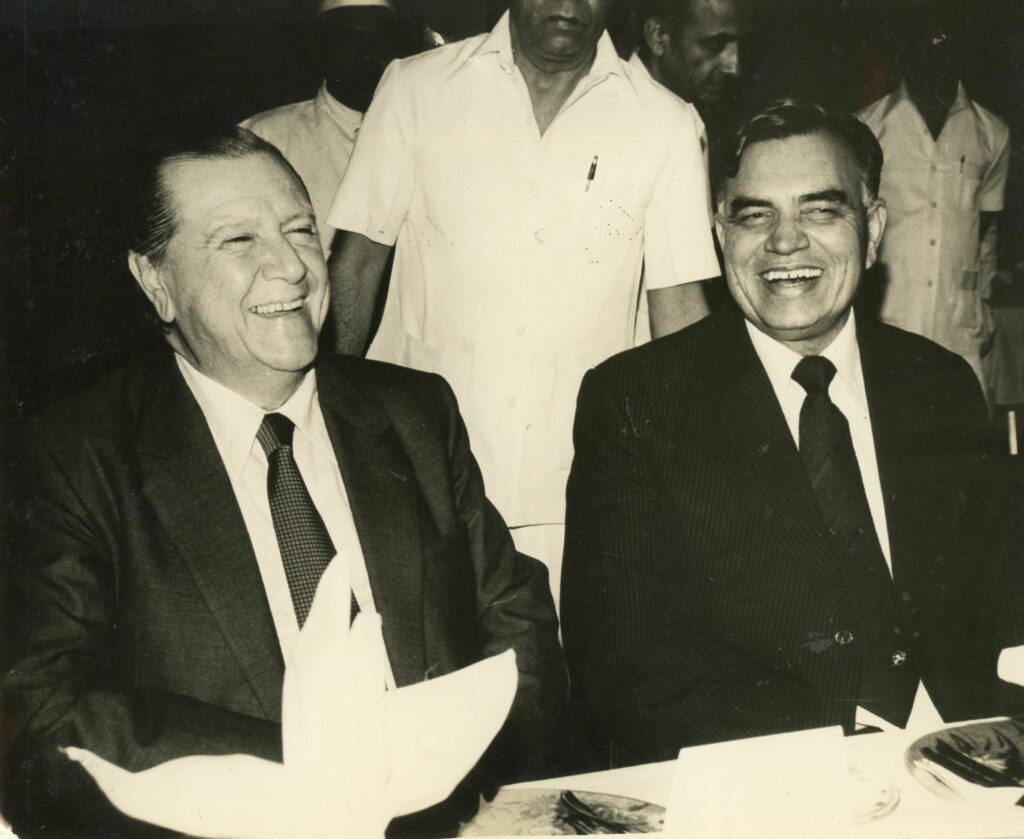 1982. Abril, 24. Con el presidente del Parlamento de la India, Bal Ram Jackar, Speaker del Lok Sabha, Nueva Deñhi.