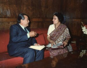 1982. Abril, 26. Audiencia con la primer ministro de la India, Indira Gandhi, en Nueva Delhi.