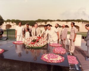 1982. Abril, 26. Ofrenda floral en el monumento a Ghandi.