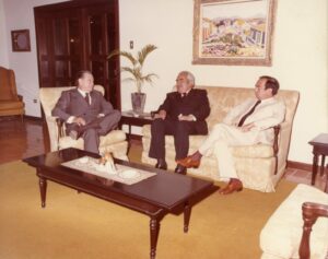 1982. Agosto, 12. Encuentro en La Guzmania, Macuto, con el presidente Luis Herrera Campíns y Rafael Andrés Montes de Oca.