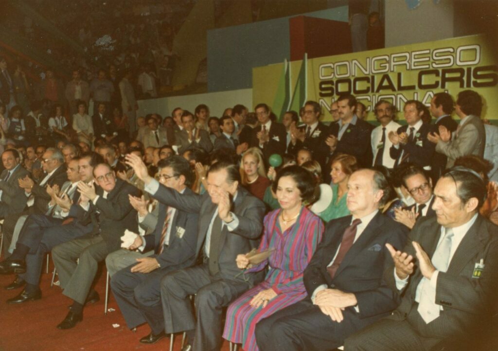 1982. Agosto, 27. Proclamación candidatura presidencial. Presentes los ex presidentes Misael Pastrana Borrero de Colombia y Napoleón Duarte de El Salvador.