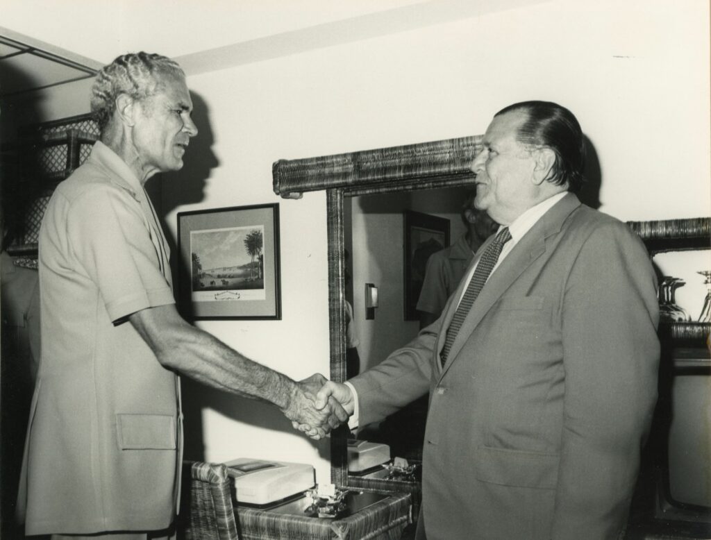 1982. Marzo, 25. Encuentro con el ex primer Ministro Manley, Kingston, Jamaica.